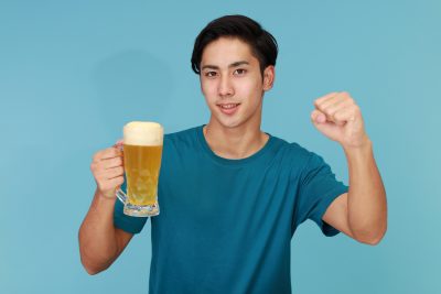 運動前にビールを飲む男性