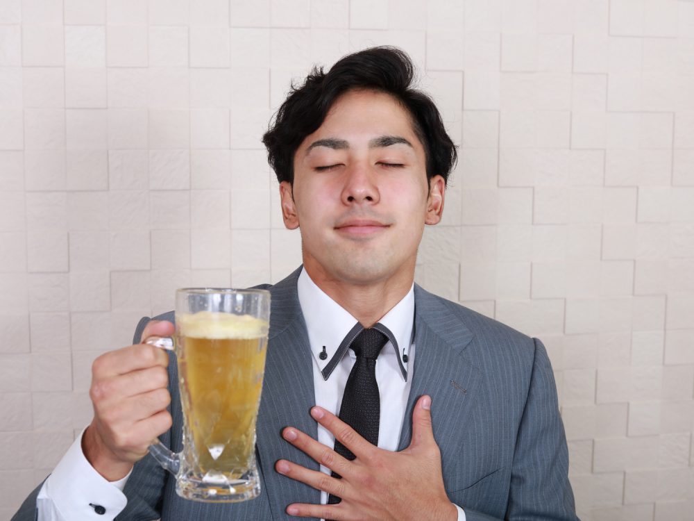 ビールを飲む笑顔の男性