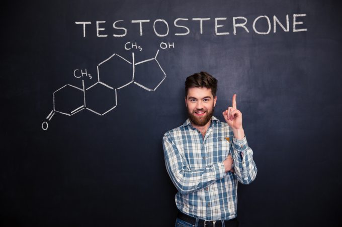 テストステロンの効果を説明する男性