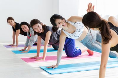 体幹トレーニングをする女性たち