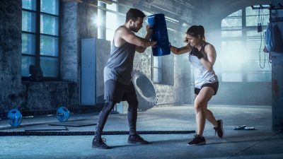 ボクシングのミット打ちをする女性