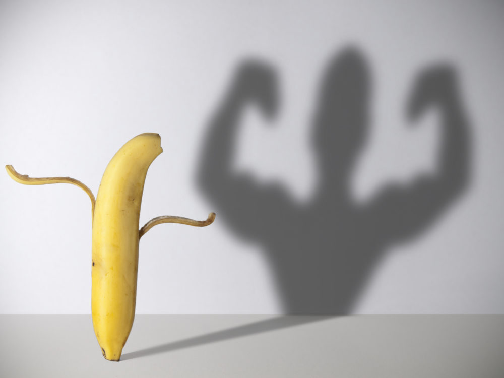 バナナとマッチョ男の影